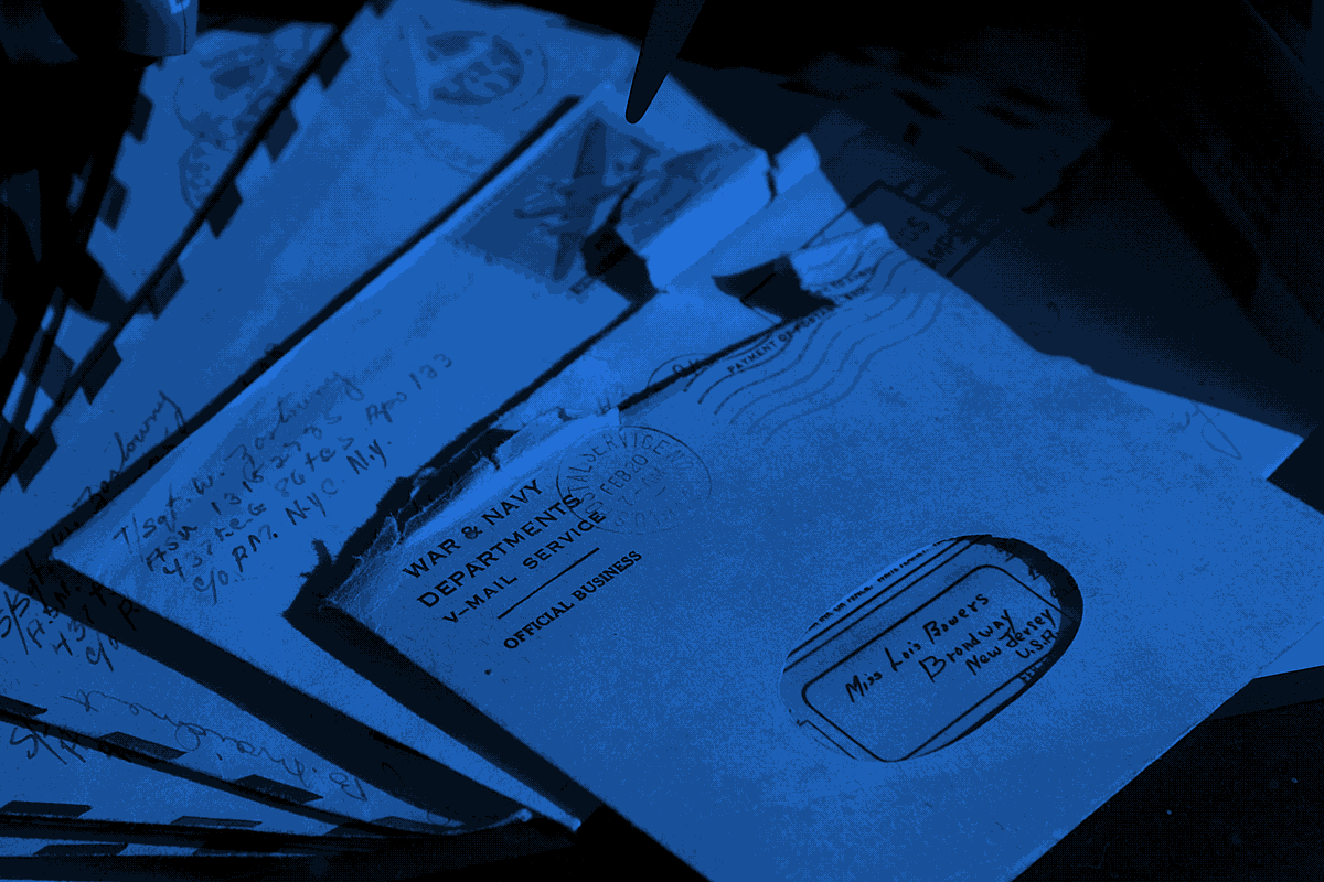 Cartas e envelopes postais espalhados, em tons de azul e preto com dithering Bayer.