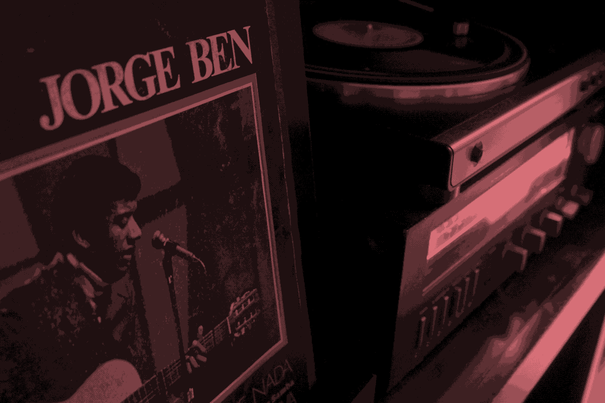 Capa de um disco de Jorge Ben ao lado de um toca-discos, em rosa e preto com dithering Bayer.