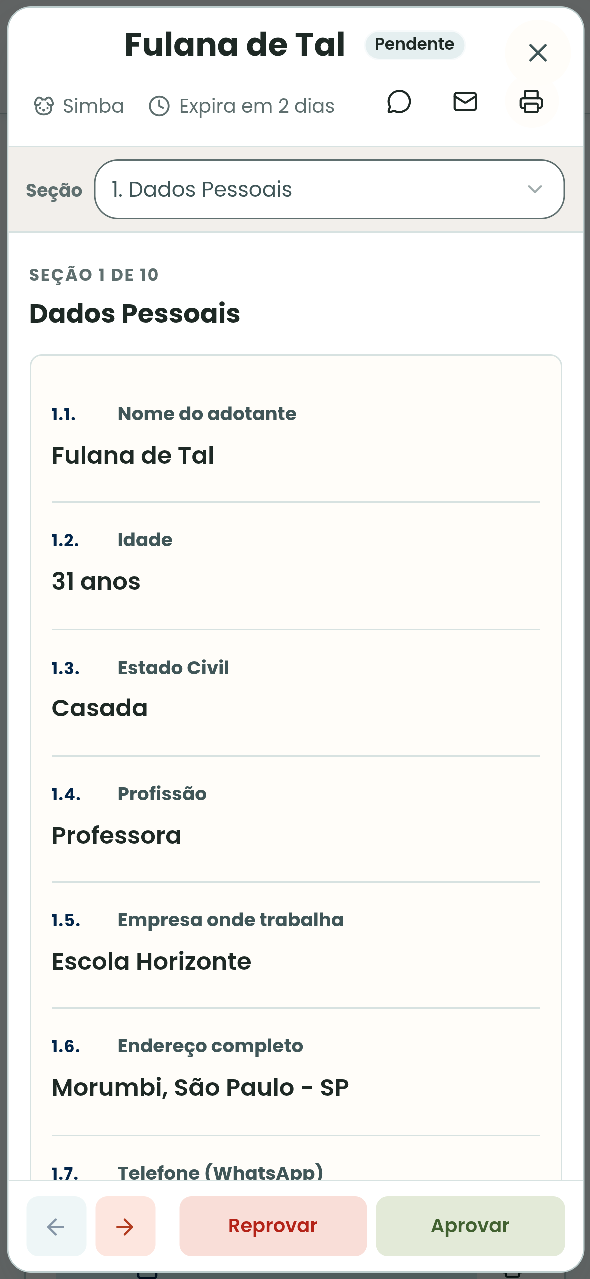 Revisão mobile de candidatura para adotar Simba, com dados pessoais fictícios da candidata e ações para aprovar ou reprovar.